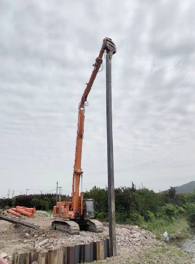 贛縣工地打拔機配合鋼板樁施工中